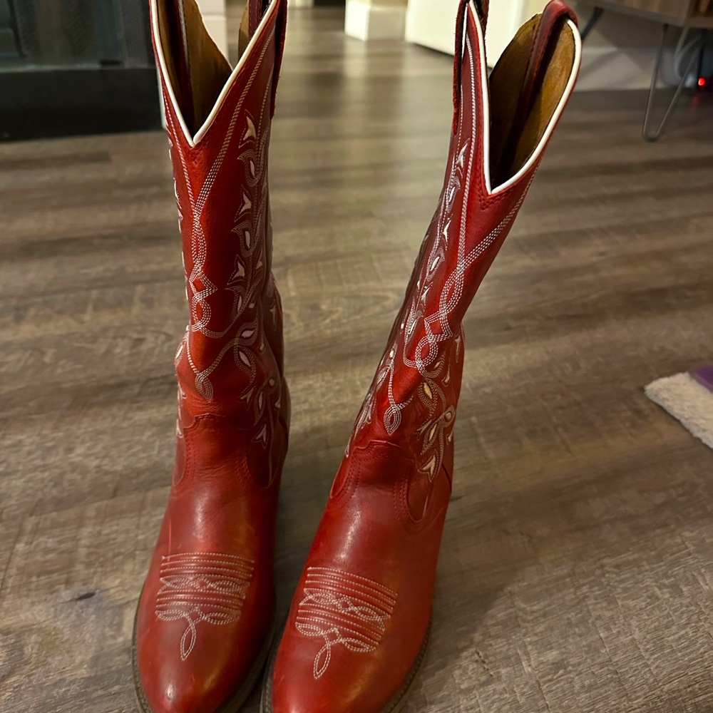 Red Ariat Cowboy Boots size 8.5.